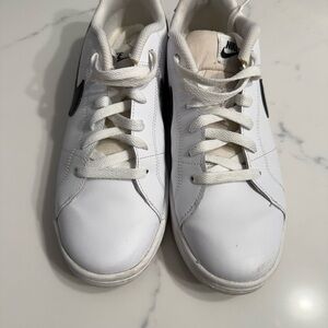 Nike White and Black Casual Sneakers - size 8 men’s or EU 41